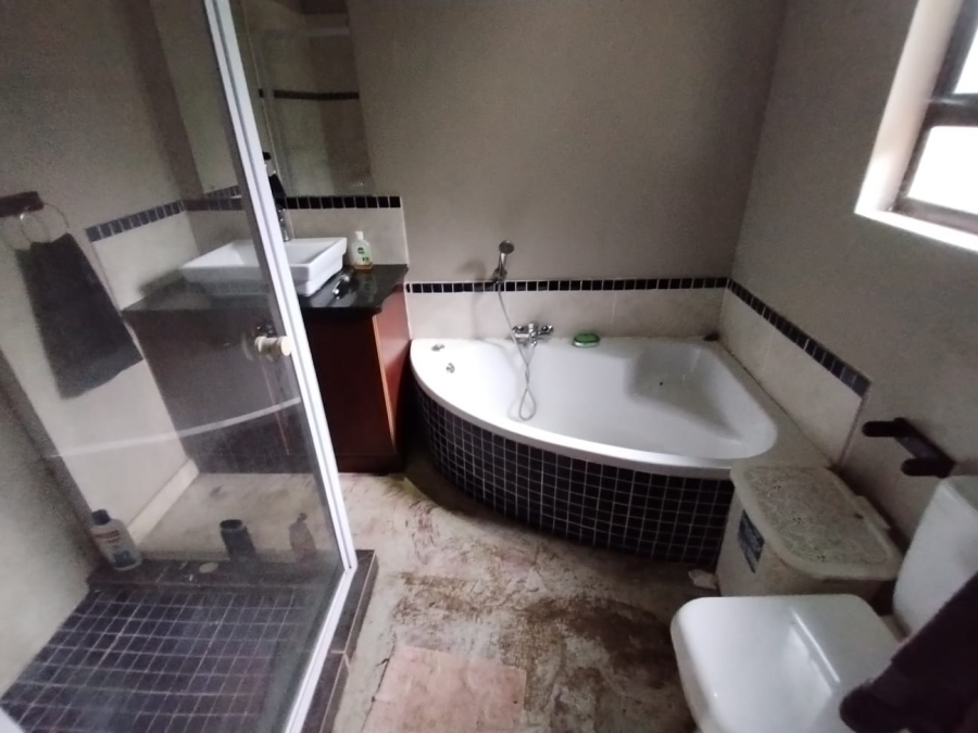5 Bedroom Property for Sale in Safari Gardens North West